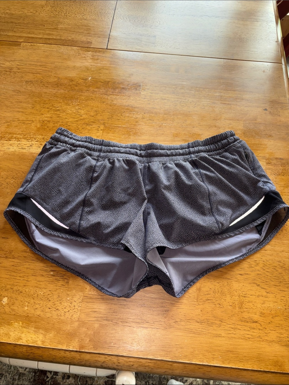 Lululemon Hotty Hot Short II (2.5")
Disperse Dusky Lavender Black / Black